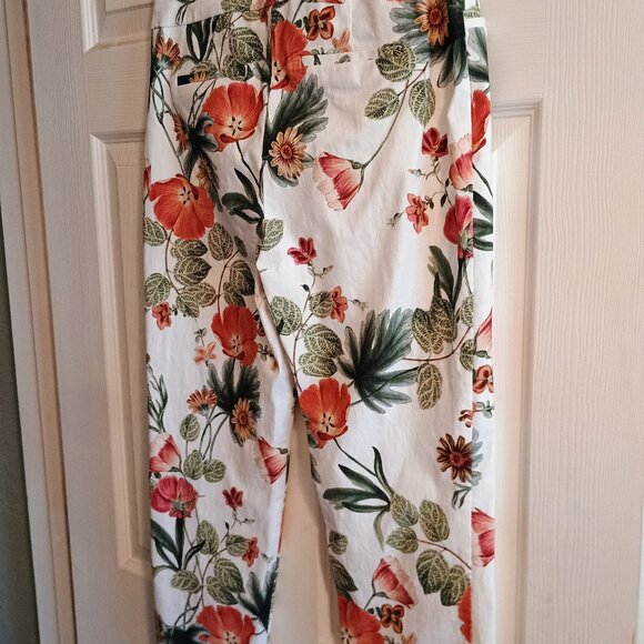 Chicos Capris, White Floral, Size .5 (6), Hi Rise - Picture 3 of 4